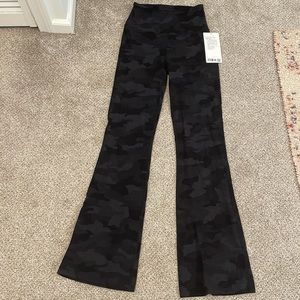 NWT *** Lululemon Groove SHR Flare Pant * Nulu